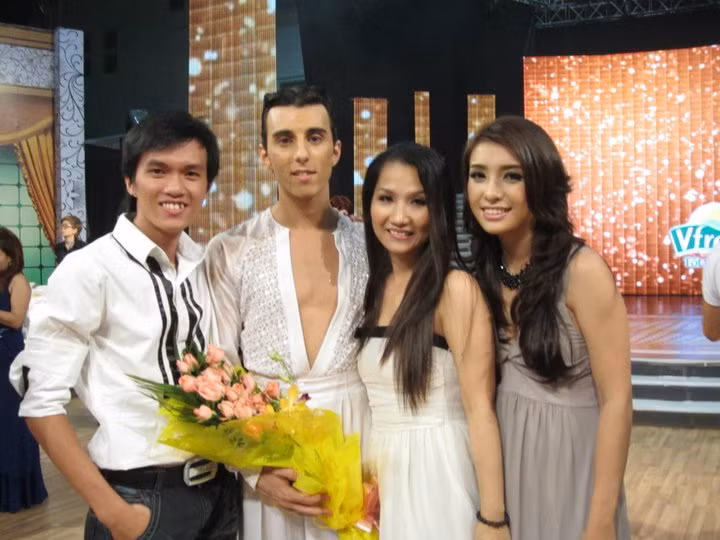 Năm 2011 Tiêu Châu Như Quỳnh tham gia hát tại Bước nhảy hoàn vũ