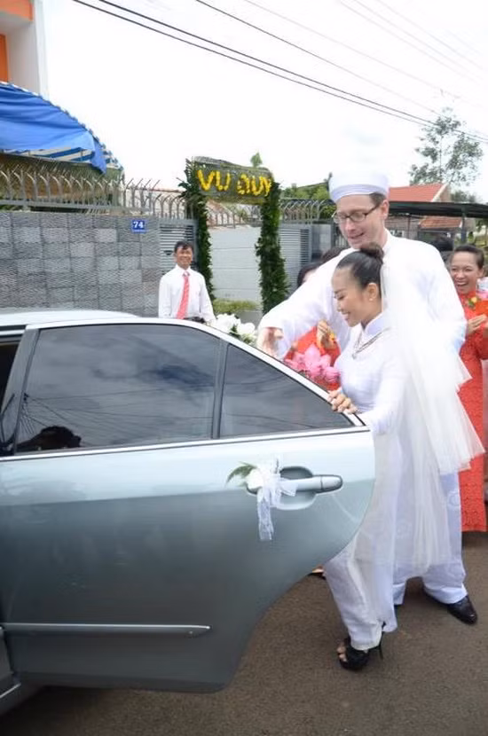 Sau khi ra mắt 2 họ, cặp đôi lên xe về Sài Gòn chuẩn bị tiệc cưới vào tối mai 30/7.