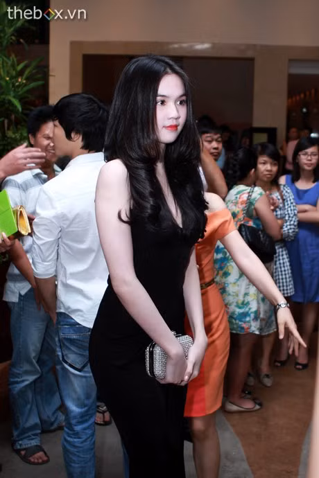 Tối qua (30/7), Ngọc Trinh lần đầu xuất hiện trở lại sau những ồn ào về việc kiện tụng một trang báo đưa sai thông tin về cô. Tối qua (30/7), Ngọc Trinh lần đầu xuất hiện trở lại sau những ồn ào về việc kiện tụng một trang báo đưa sai thông tin về cô.