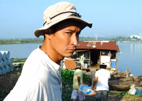 Huy Khánh cũng có cuộc 'lột xác' ngoạn mục khi sắm vai người đàn ông nghèo, chất phác mặc quần xắn gấu, đi dép tổ ong và đội nón vải. Huy Khánh cũng có cuộc 'lột xác' ngoạn mục khi sắm vai người đàn ông nghèo, chất phác mặc quần xắn gấu, đi dép tổ ong và đội nón vải.