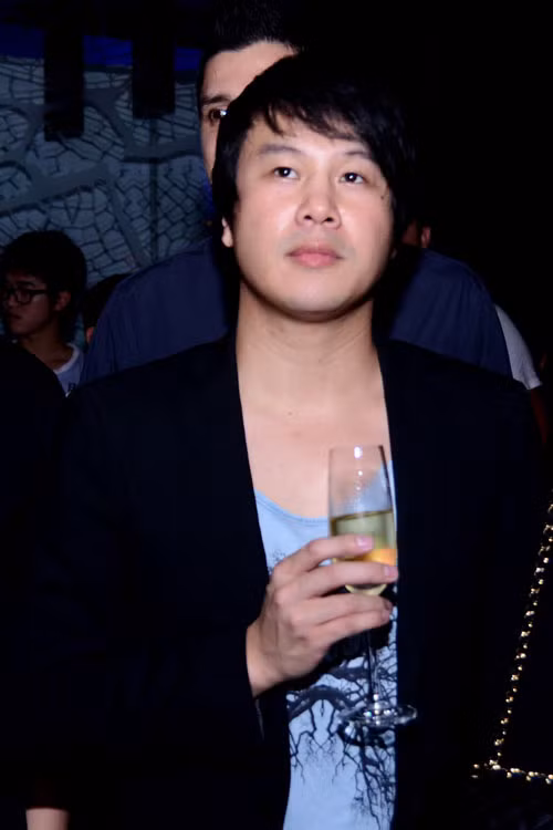 Thanh Bùi lặng lẽ theo dõi tiết mục của Thảo Trang.