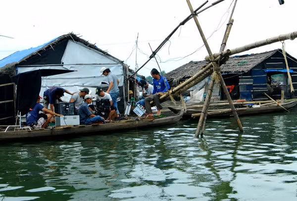 Bối cảnh chính của phim là tại làng nuôi cá bè La Ngà nổi tiếng của huyện Định Quán, tỉnh Đồng Nai. Bối cảnh chính của phim là tại làng nuôi cá bè La Ngà nổi tiếng của huyện Định Quán, tỉnh Đồng Nai.