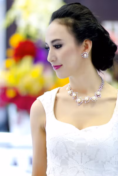 Cận cảnh bộ trang sức tiền tỷ của Ngọc Diễm. Cô còn giải thích thêm, đây là loại ngọc trai có màu tự nhiên, thuộc loại đắt nhất thế giới do một thương hiệu trang sức hàng đầu tại Mỹ sản xuất. Cận cảnh bộ trang sức tiền tỷ của Ngọc Diễm. Cô còn giải thích thêm, đây là loại ngọc trai có màu tự nhiên, thuộc loại đắt nhất thế giới do một thương hiệu trang sức hàng đầu tại Mỹ sản xuất.