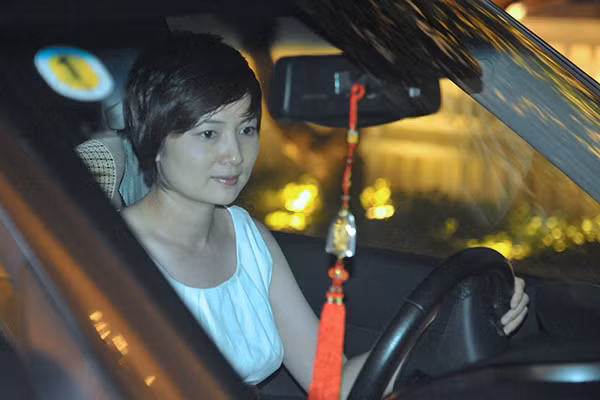 Cô tự mình lái xe tới dự event