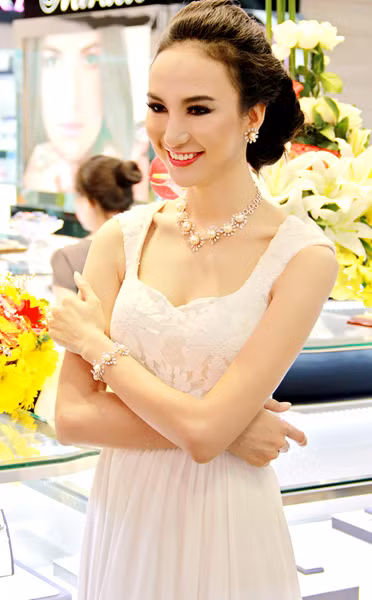 Hoa hậu gây chú ý khi đeo nhiều nữ trang bằng ngọc trai sáng lấp lánh. Cô tiết lộ, bộ phụ kiện này có giá 1,5 tỷ đồng. Hoa hậu gây chú ý khi đeo nhiều nữ trang bằng ngọc trai sáng lấp lánh. Cô tiết lộ, bộ phụ kiện này có giá 1,5 tỷ đồng.