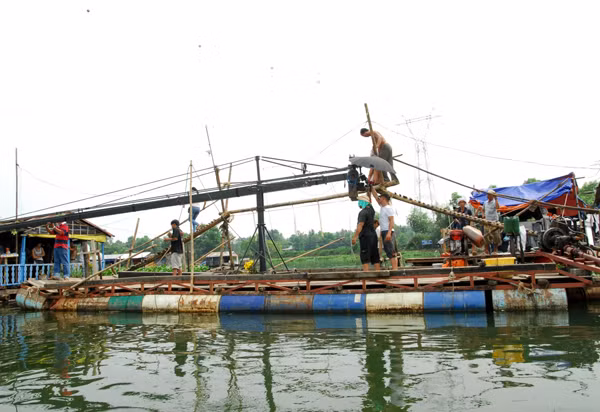Đoàn làm phim mang theo những máy móc cồng kềnh và phải vất vả xếp đặt để thực hiện được những thước phim chân thực. Đạo diễn Lưu Huỳnh cho biết 90% cảnh quay được thực hiện trên sông, chịu ảnh hưởng thời tiết thất thường và con nước nên việc ghi hình gặp nhiều khó khăn. Đoàn làm phim mang theo những máy móc cồng kềnh và phải vất vả xếp đặt để thực hiện được những thước phim chân thực. Đạo diễn Lưu Huỳnh cho biết 90% cảnh quay được thực hiện trên sông, chịu ảnh hưởng thời tiết thất thường và con nước nên việc ghi hình gặp nhiều khó khăn.