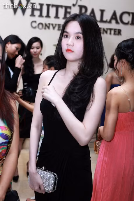 Giản đơn với mái tóc uốn nhẹ, váy dạ hội bó sát khoe đường cong, không loe loẹt trang điểm, cũng chẳng trang sức lấp lánh, Ngọc Trinh khoe vẻ đẹp tự nhiên của mình. Giản đơn với mái tóc uốn nhẹ, váy dạ hội bó sát khoe đường cong, không loe loẹt trang điểm, cũng chẳng trang sức lấp lánh, Ngọc Trinh khoe vẻ đẹp tự nhiên của mình.