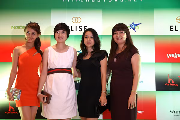 Chị em Thúy Vinh, Thúy Hiền, ca sĩ Việt My và 1 người bạn