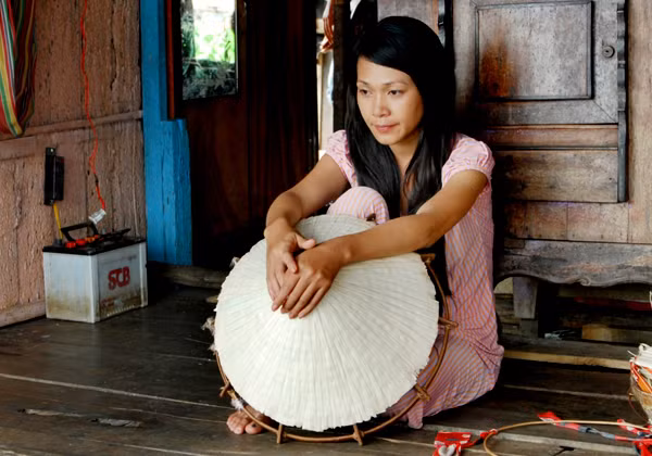 Vắng bóng đã lâu, Đinh Y Nhung trở lại với hình ảnh người phụ nữ mộc mạc, có hoàn cảnh đáng thương. Đây là vai diễn điện ảnh thứ hai của Đinh Y Nhung và cũng là vai diễn vất vả nhất bởi cô phải tự thực hiện tất cả những cảnh quay khó như tự chèo thuyền, lái ghe trên sông... Vắng bóng đã lâu, Đinh Y Nhung trở lại với hình ảnh người phụ nữ mộc mạc, có hoàn cảnh đáng thương. Đây là vai diễn điện ảnh thứ hai của Đinh Y Nhung và cũng là vai diễn vất vả nhất bởi cô phải tự thực hiện tất cả những cảnh quay khó như tự chèo thuyền, lái ghe trên sông...