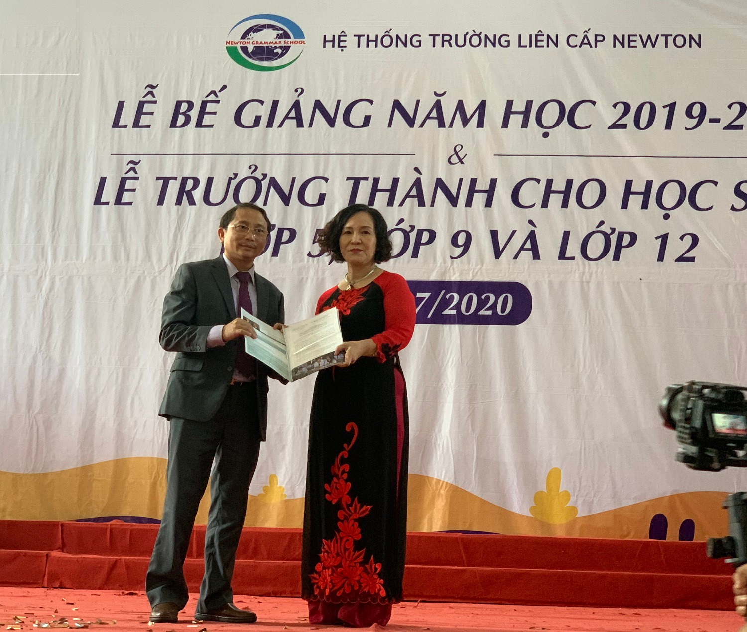 ông Nguyễn Thanh Sơn- Chủ tịch Hội đồng quản trị hệ thống liên cấp Newton đã trao quyết định bổ nhiệm cô Lê Thúy Hải làm Hiệu trưởng nhà trường