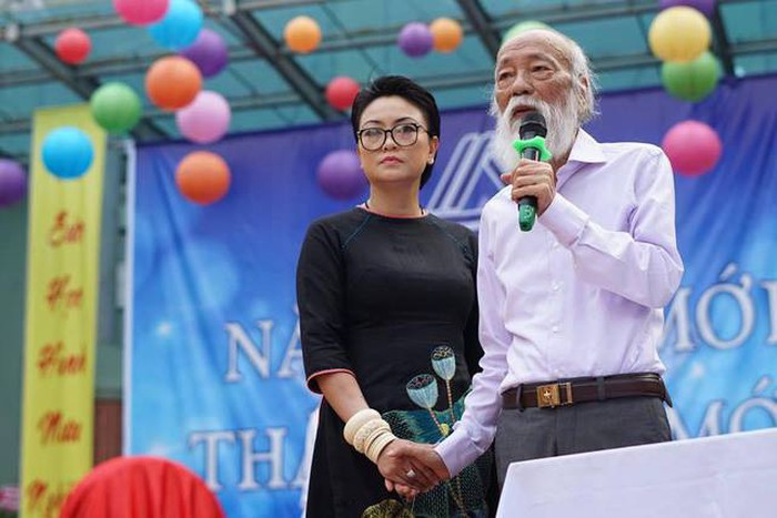 Cô Văn Thùy Dương và người bố của mình - cố nhà giáo Văn Như Cương trong một buổi lễ khai giảng tại trường Lương Thế Vinh (Ảnh: NVCC)