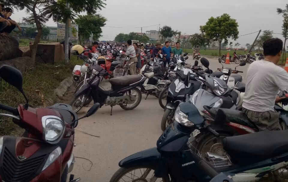 Nhiều phụ huynh bỏ công việc tụ tập đông người mong các cấp lắng nghe, bày tỏ nguyện vọng. Ảnh: NVCC.