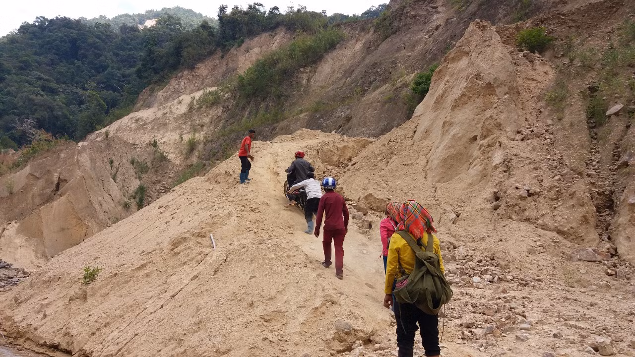 Đường đi vào bản rất khó khăn ngay cả những hôm thời tiết đẹp, còn vào những ngày trời mưa không thể đi được. Ảnh: NVCC. Đường đi vào bản rất khó khăn ngay cả những hôm thời tiết đẹp, còn vào những ngày trời mưa không thể đi được. Ảnh: NVCC.