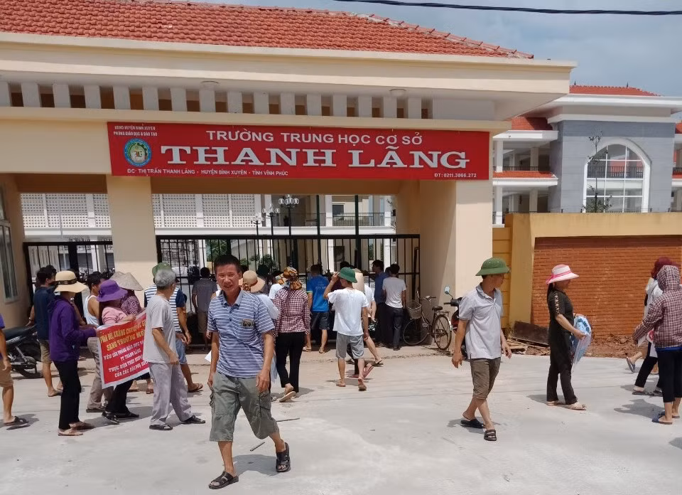 Nhiều ngày qua phụ huynh Trường Trung học cơ sở Thanh Lãng tụ tập đông người trước cổng trường, cổng ủy ban nhân dân thị trấn phản đối việc chuyển trường. Ảnh: NVCC.