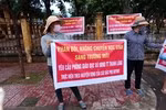 Hàng trăm phụ huynh Thanh Lãng tập trung phản đối chuyển trường