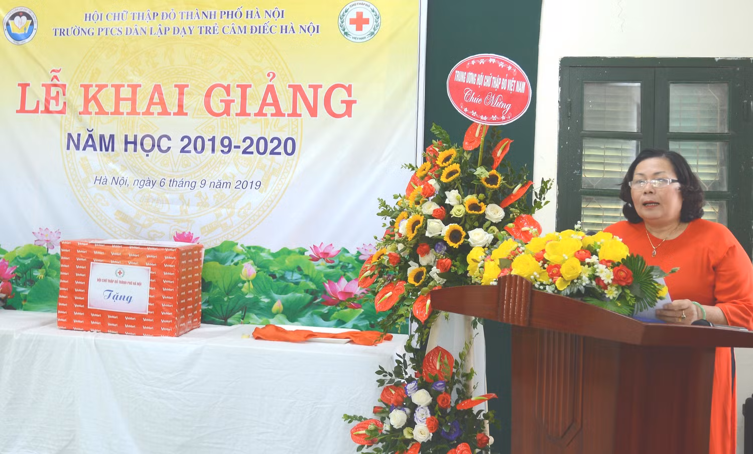 Bà Đặng Minh Nguyệt - Hiệu trưởng Trường phổ thông cơ sở dân lập dạy trẻ câm điếc Hà Nội phát biểu tại buổi Lễ khai giảng năm học mới. Ảnh: Công Tiến.