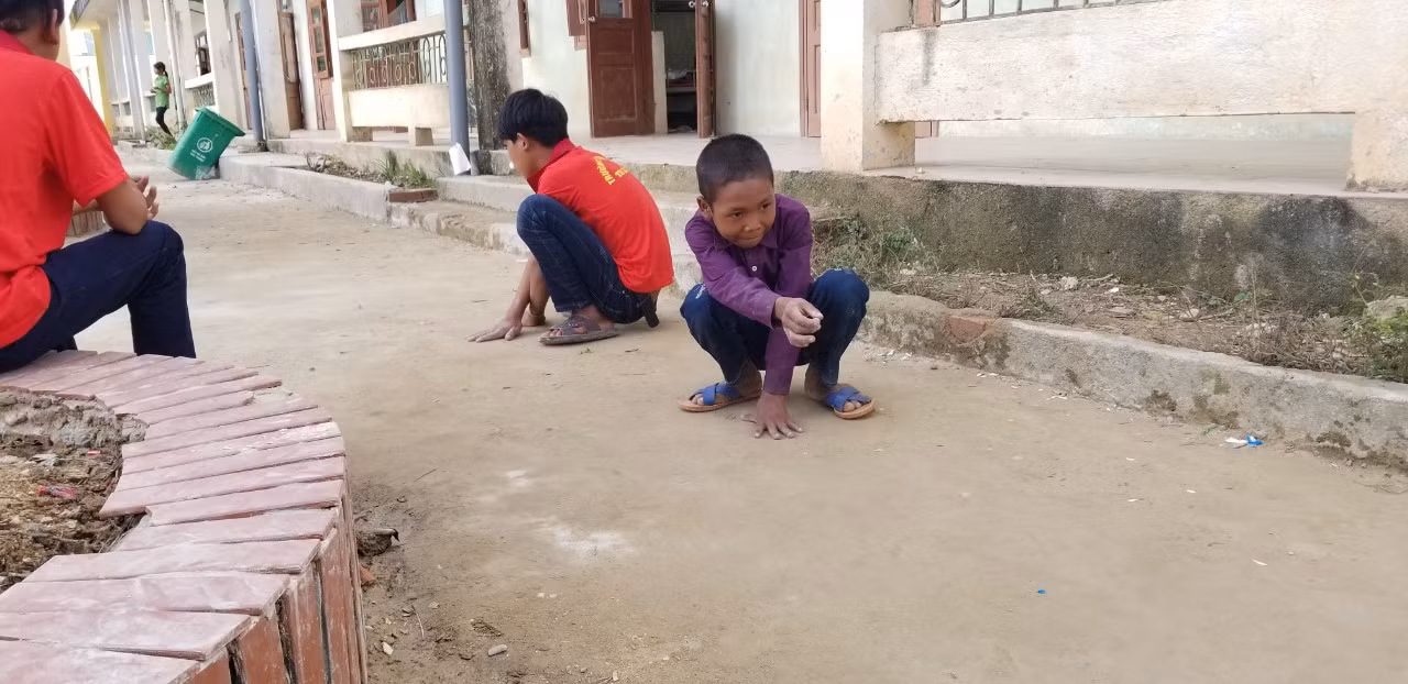 Học sinh bán trú chơi bắn bi vào thời gian rảnh. Ảnh: NVCC. Học sinh bán trú chơi bắn bi vào thời gian rảnh. Ảnh: NVCC.