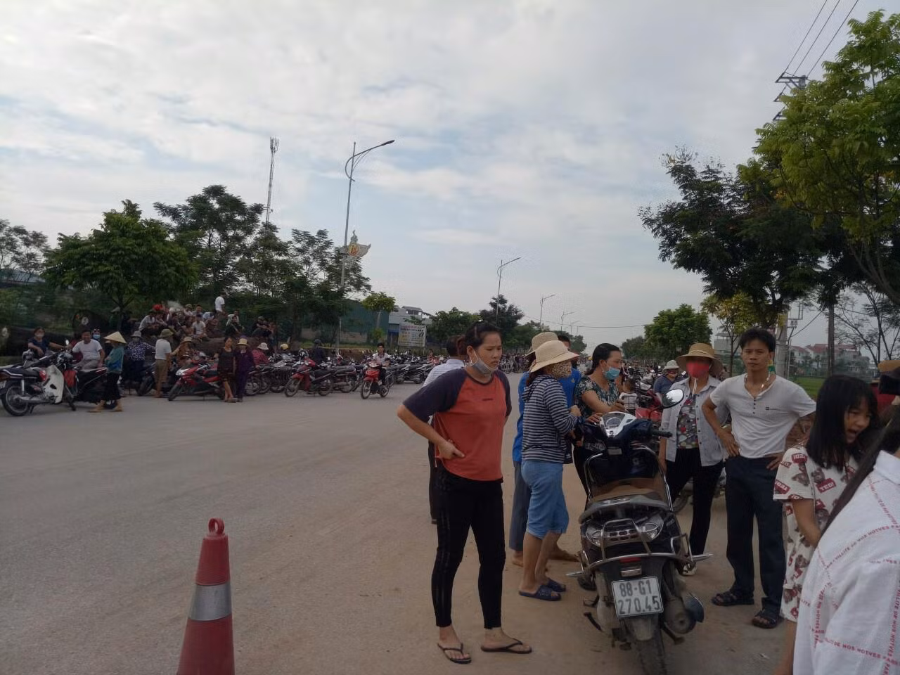 Ngày 3/9 tức chỉ cách ngày khai giảng năm học mới 2 ngày, nhiều ngày nay phụ huynh Trường Trung học cơ sở Thanh Lãng bỏ công việc để phản đối việc chuyển trường vì chưa nhận được câu trả lời thỏa đáng. Ảnh: NVCC.