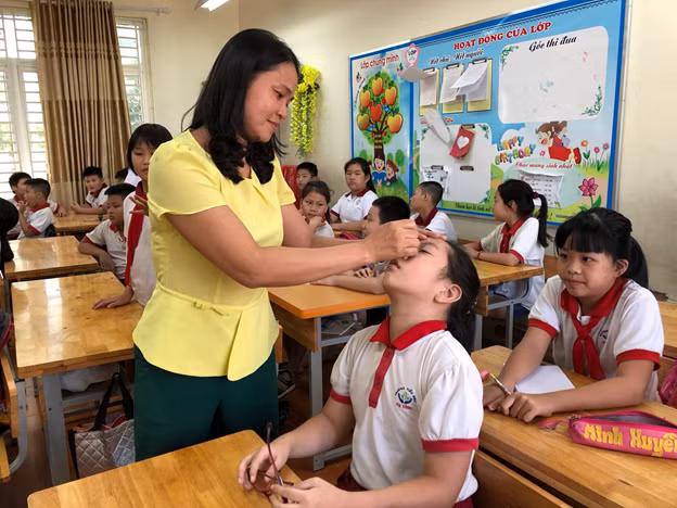 Để đảm bảo, giữ gìn sức khỏe cho học sinh, giáo viên chủ nhiệm tiến hành nhỏ mắt, mũi bằng nước muối Natri clorid 0,9% cho 100% học sinh toàn trường. Ảnh: Tiểu học Hạ Đình. Để đảm bảo, giữ gìn sức khỏe cho học sinh, giáo viên chủ nhiệm tiến hành nhỏ mắt, mũi bằng nước muối Natri clorid 0,9% cho 100% học sinh toàn trường. Ảnh: Tiểu học Hạ Đình.