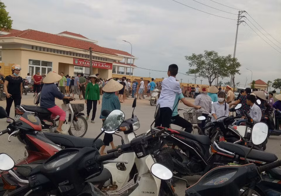 Hàng trăm phụ huynh tụ tập trước cổng Trường Thanh Lãng mới để phản đối việc chuyển trường. Ảnh: NVCC.