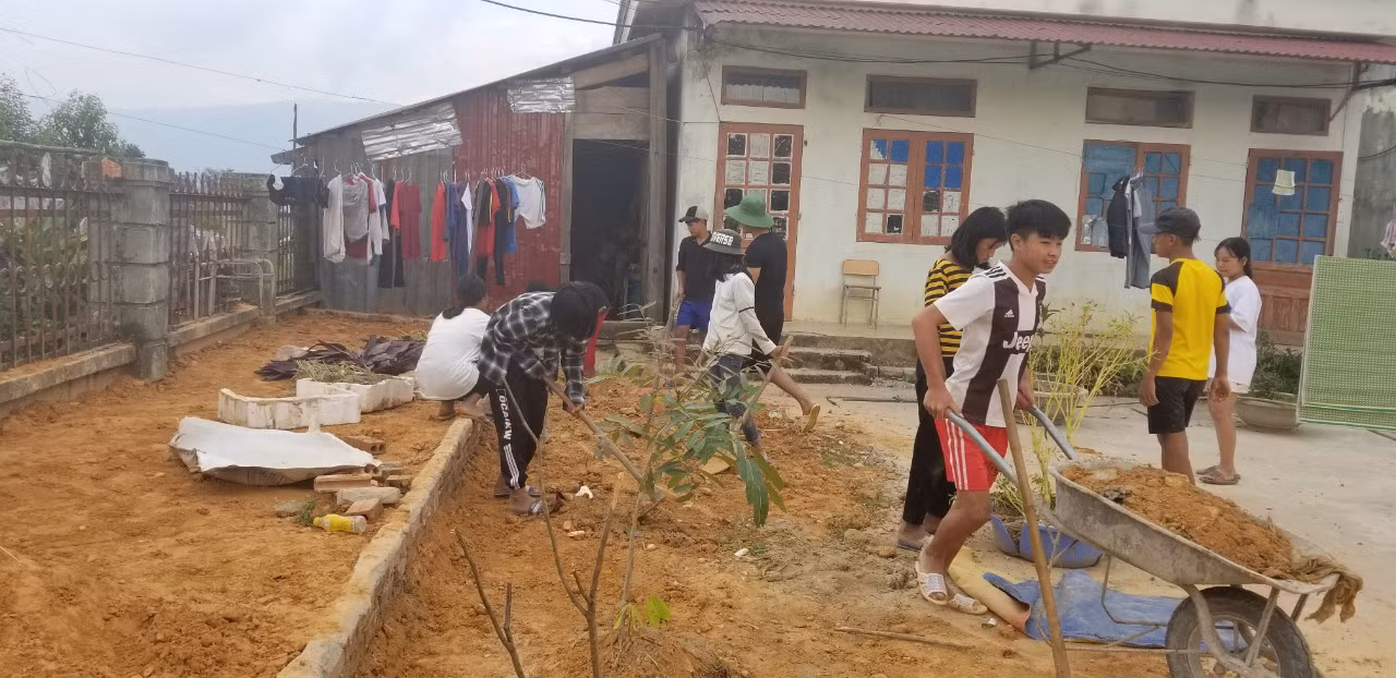 Ngoài thời gian học tập, vào thứ 2 hàng tuần học sinh trường bán trú Thu Lũm sẽ lao động để cải tạo cảnh quan nhà trường xanh sạch đẹp. Ảnh: NVCC. Ngoài thời gian học tập, vào thứ 2 hàng tuần học sinh trường bán trú Thu Lũm sẽ lao động để cải tạo cảnh quan nhà trường xanh sạch đẹp. Ảnh: NVCC.