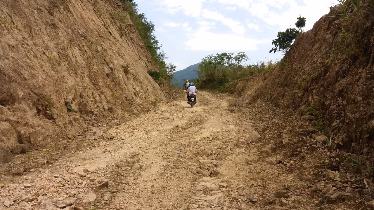 Những con đường lởm chởm đá rất khó đi, nhưng vì học sinh thân yêu, vì con chữ, giáo viên không ngại khó đi bản vận động học sinh đến trường. Ảnh: NVCC. Những con đường lởm chởm đá rất khó đi, nhưng vì học sinh thân yêu, vì con chữ, giáo viên không ngại khó đi bản vận động học sinh đến trường. Ảnh: NVCC.