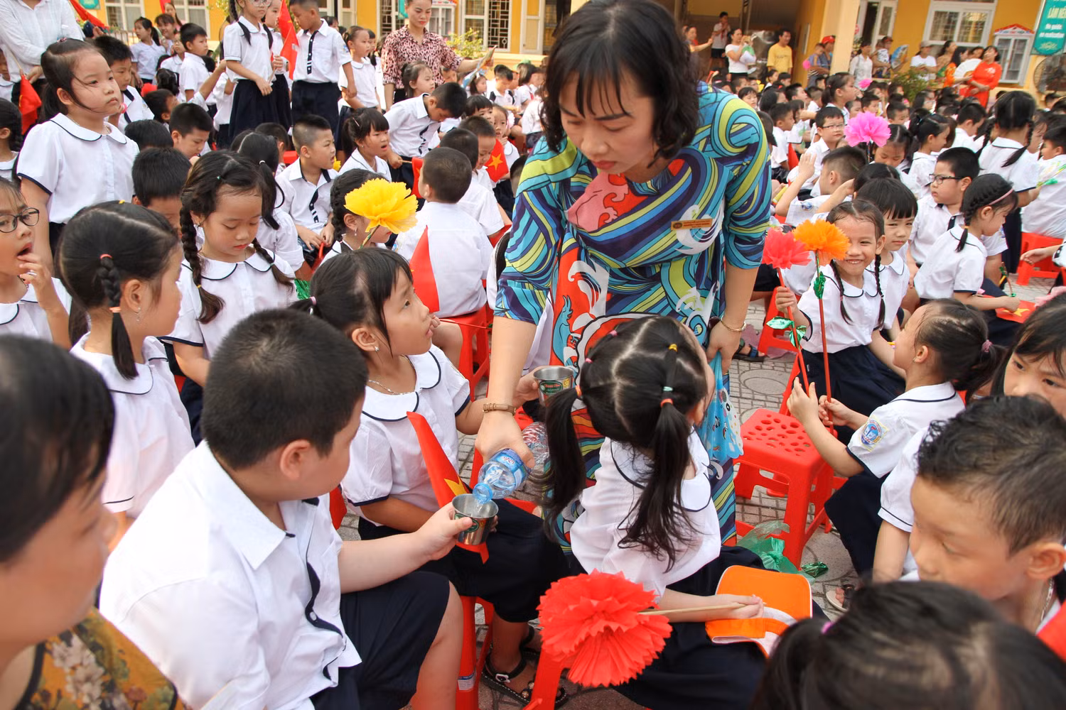 Hình ảnh cô giáo như mẹ hiền tại khối lớp 1. Ảnh: Vũ Phương.
