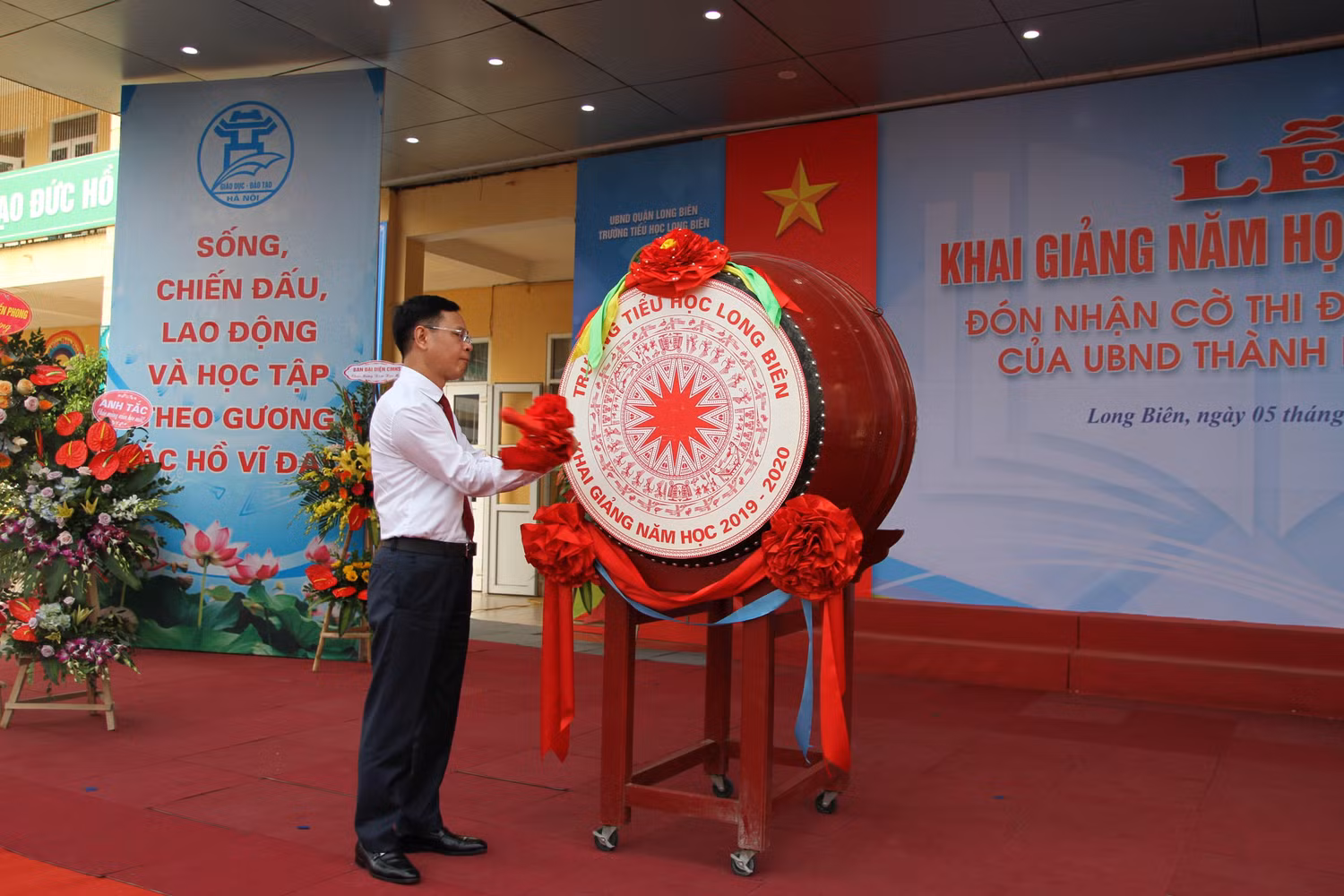 Ông Ngô Mạnh Điểm, Chủ nhiệm Ủy ban kiểm tra Quận ủy Long Biên đánh trống khai giảng năm học mới. Ảnh: Vũ Phương.