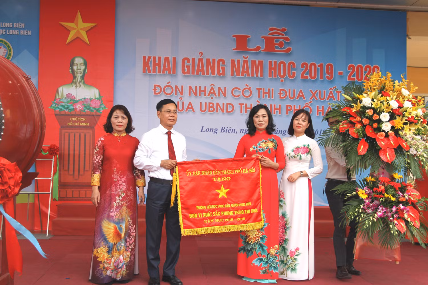 Ban giám hiệu Trường Tiểu học Long Biên vinh dự và tự hào nhận Cờ thi đua xuất sắc của Ủy ban nhân dân Thành phố Hà Nội. Ảnh: Vũ Phương.