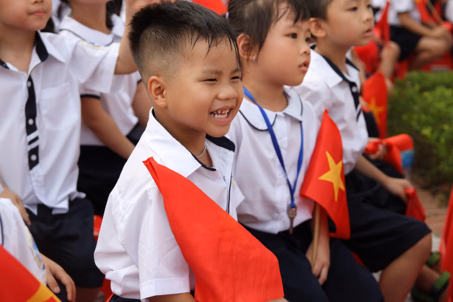 Nụ cười tươi nở trên môi một học sinh lớp 1 khi được các anh chị lớp trên chào đón. Ảnh: Vũ Phương.