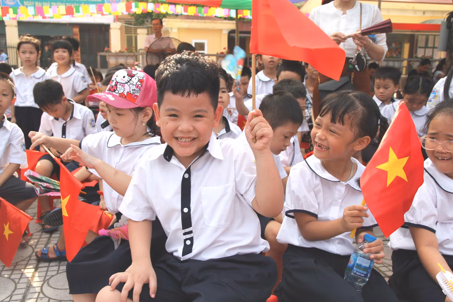 Học sinh lớp 1 hồn nhiên, vui tươi trong Lễ khai giảng. Ảnh: Vũ Phương.