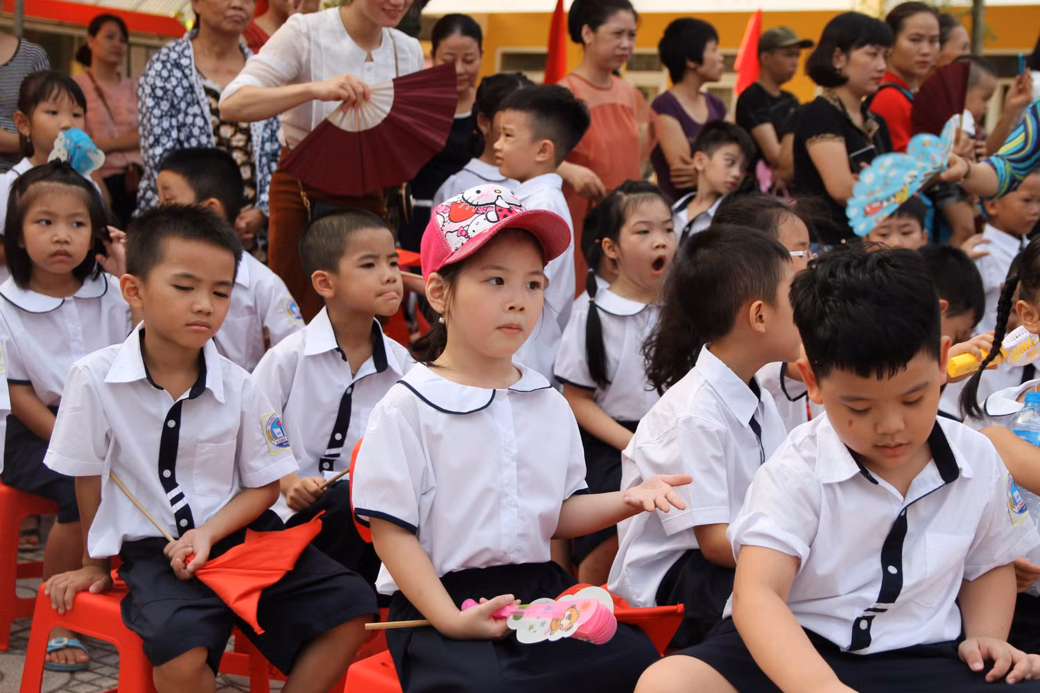 Nhiều học sinh lớp 1 lần đầu được dự Lễ khai giảng rất vui, ngây thơ và hồn nhiên. Ảnh: Vũ Phương.