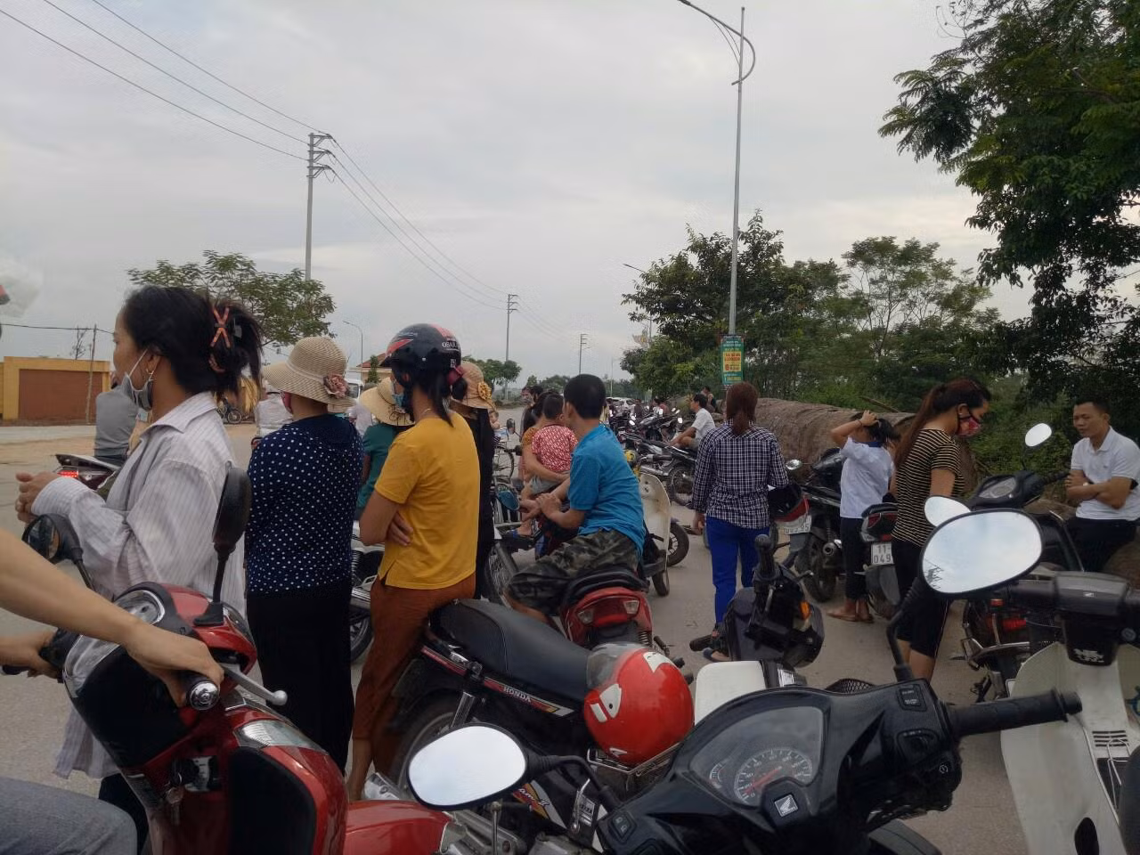 Phụ huynh biết trường mới cơ sở vật chất tốt hơn, nhưng chưa đồng thuận vì nhiều vấn đề cần chính quyền địa phương tháo gỡ. Ảnh: NVCC.