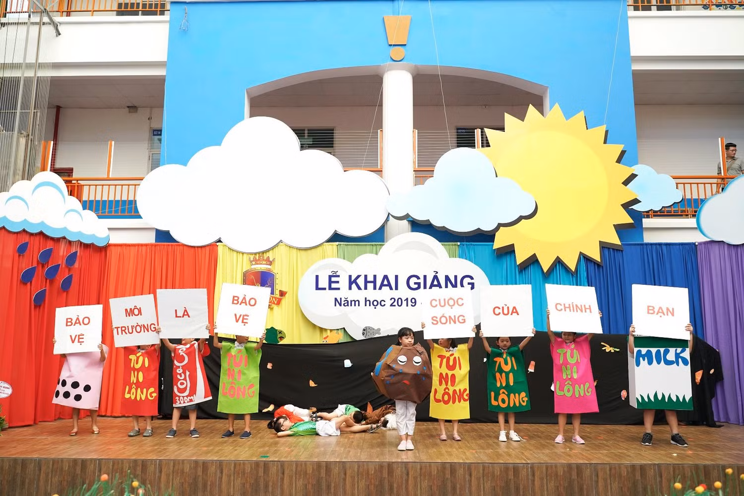 Một tiết mục kịch của học sinh với thông điệp bảo vệ môi trường là bảo vệ cuộc sống của chính bạn. Một tiết mục kịch của học sinh với thông điệp bảo vệ môi trường là bảo vệ cuộc sống của chính bạn.