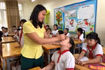 Hơn 1.000 học sinh Hạ Đình được khám sức khỏe sau vụ cháy Rạng Đông