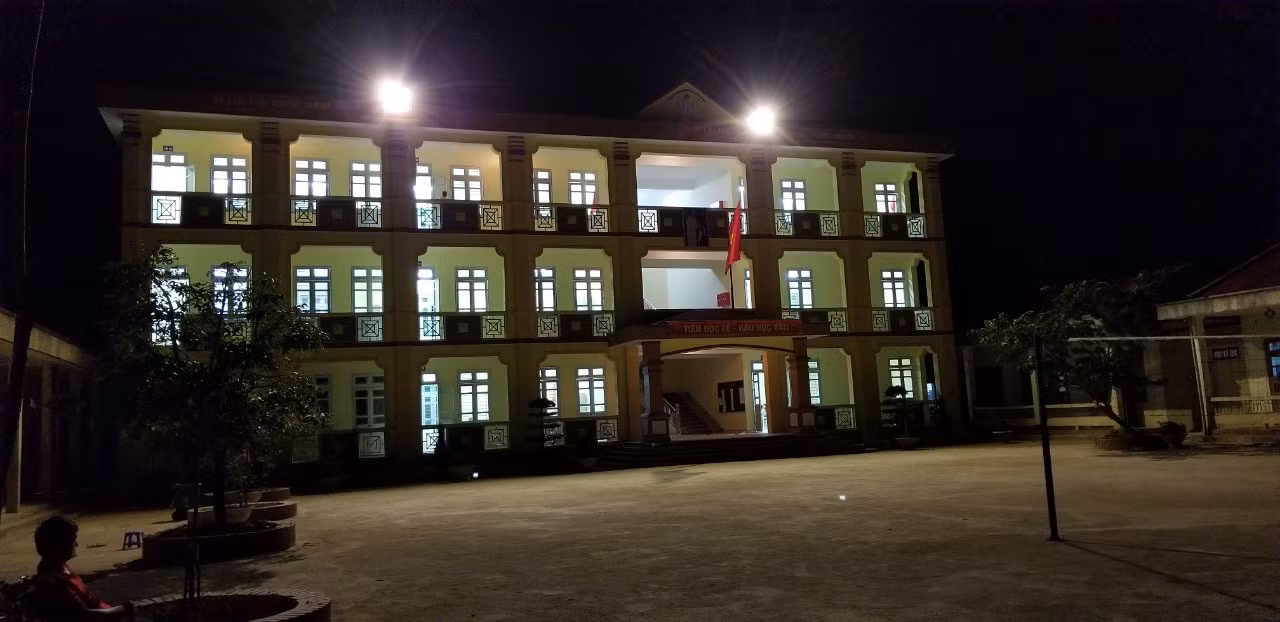 Buổi tối toàn bộ học sinh bán trú sẽ ngồi vào bàn học ôn bài. Ảnh: NVCC. Buổi tối toàn bộ học sinh bán trú sẽ ngồi vào bàn học ôn bài. Ảnh: NVCC.