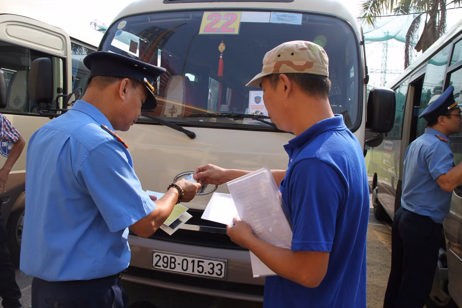 Thanh tra giao thông liểm tra các giấy tờ theo quy định về điều kiện phương tiện và điều kiện lái xe. Ảnh: Vũ Phương.