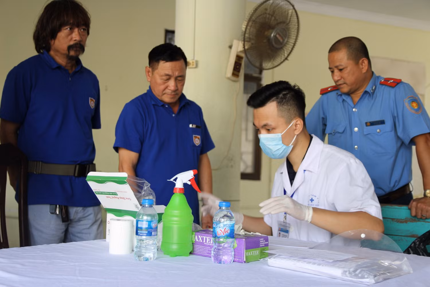 Kiểm tra ma túy lái xe đưa đón học sinh. Ảnh: Vũ Phương.