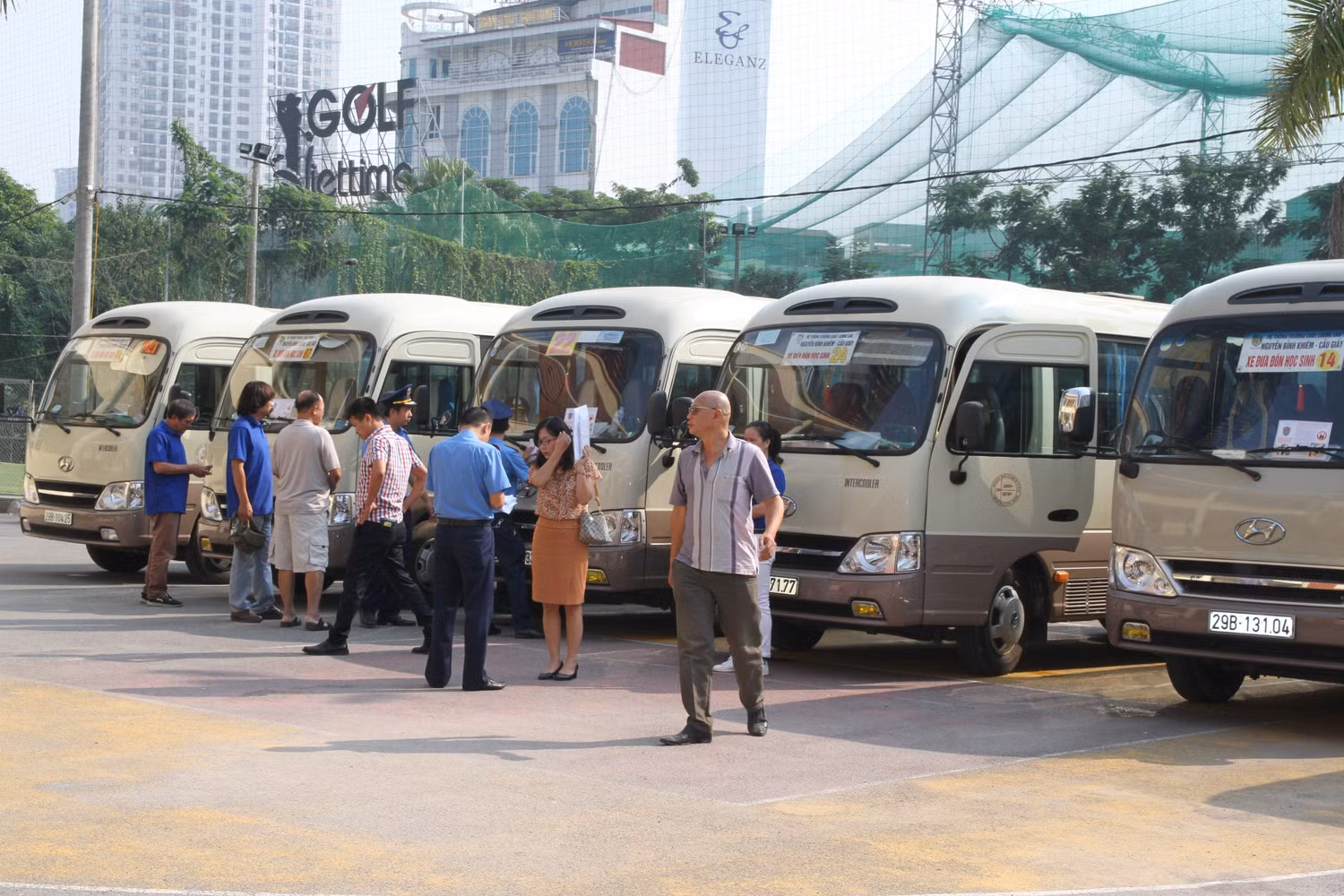 Theo kế hoạch, liên ngành kiểm tra điều kiện phương tiện, điều kiện lái xe các trường có dịch vụ đưa đón học sinh trên địa bàn quận Cầu Giấy. Ảnh: Vũ Phương.