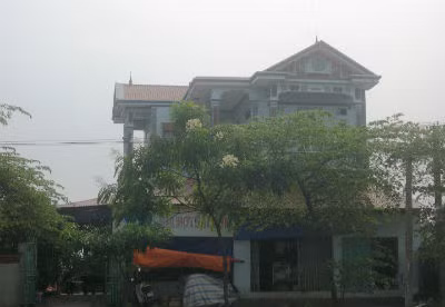 Người chồng có tính lăng nhăng tên Thăng thú nhận: "Mỗi lần “quan hệ”, anh và cô chủ quán bia tên Hoa thường có “thú vui” là ghi hình lại bằng máy điện thoại, sau đó cùng nhau xem lại rồi xóa luôn. Không may ngày 10/8 vừa qua, đến lúc cặp tình nhân chuẩn bị “tự sướng” thì điện thoại hết pin. Thăng quên bẵng đi, đút điện thoại vào túi quần về nhà, sai con sạc pin. Chẳng ngờ chị vợ cầm đến và phát hiện clip “nhạy cảm”. Muốn có bằng chứng về ngoại tình của chồng, chị Huế đã đi copy ra 9 cái đĩa. Nhưng vô tình chị đã làm phát tán những hình ảnh này ra xóm làng. Những hình ảnh nhạy cảm từ clip ấy đã làm nổi sóng ở làng quê yên bình này. Hiện, vụ việc vẫn đang tiếp tục được điều tra. (Tên các nhân vật đã được thay đổi). (Ảnh: Quán bia của cô chủ quán tố cáo bị phát tán đoạn clip sex). Người chồng có tính lăng nhăng tên Thăng thú nhận: "Mỗi lần “quan hệ”, anh và cô chủ quán bia tên Hoa thường có “thú vui” là ghi hình lại bằng máy điện thoại, sau đó cùng nhau xem lại rồi xóa luôn. Không may ngày 10/8 vừa qua, đến lúc cặp tình nhân chuẩn bị “tự sướng” thì điện thoại hết pin. Thăng quên bẵng đi, đút điện thoại vào túi quần về nhà, sai con sạc pin. Chẳng ngờ chị vợ cầm đến và phát hiện clip “nhạy cảm”. Muốn có bằng chứng về ngoại tình của chồng, chị Huế đã đi copy ra 9 cái đĩa. Nhưng vô tình chị đã làm phát tán những hình ảnh này ra xóm làng. Những hình ảnh nhạy cảm từ clip ấy đã làm nổi sóng ở làng quê yên bình này. Hiện, vụ việc vẫn đang tiếp tục được điều tra. (Tên các nhân vật đã được thay đổi). (Ảnh: Quán bia của cô chủ quán tố cáo bị phát tán đoạn clip sex).