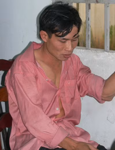 Mướn nhà nghỉ để qua đêm, gã thanh niên quê Nghệ An là Trần Văn Hữu (32 tuổi) đã chinh phục bà chủ. Trong lúc cả hai quan hệ, gã dùng điện thoại quay lại và đe dọa bà chủ nhà trọ đưa tiền nếu không muốn “đoạn phim” xuất hiện trên mạng. Trong nhiều ngày từ ngày 10 đến ngày 14-12-2011, Hữu liên tục gọi điện tống tiền bà H., nếu không đưa sẽ tung đoạn clip sex lên mạng cho “bàn dân thiên hạ” xem. Sợ bị chồng phát hiện, bà H. đã 3 lần đưa cho Hữu 65 triệu đồng. Chưa dừng lại, Hữu còn tiếp tục yêu cầu bà đưa thêm 10 triệu đồng. Ngày 15-12, trong lúc Hữu đang nhận 10 triệu đồng trên địa bàn quận Thủ Đức-TP.HCM thì bị các trinh sát công an quận 9 bắt giữ. Trong quá trình điều tra, Hữu đã thừa nhận là đã từng có hành động tương tự và tống tiền được số tiền khá lớn. (Ảnh: Trần Văn Hữu ở cơ quan điều tra). Mướn nhà nghỉ để qua đêm, gã thanh niên quê Nghệ An là Trần Văn Hữu (32 tuổi) đã chinh phục bà chủ. Trong lúc cả hai quan hệ, gã dùng điện thoại quay lại và đe dọa bà chủ nhà trọ đưa tiền nếu không muốn “đoạn phim” xuất hiện trên mạng. Trong nhiều ngày từ ngày 10 đến ngày 14-12-2011, Hữu liên tục gọi điện tống tiền bà H., nếu không đưa sẽ tung đoạn clip sex lên mạng cho “bàn dân thiên hạ” xem. Sợ bị chồng phát hiện, bà H. đã 3 lần đưa cho Hữu 65 triệu đồng. Chưa dừng lại, Hữu còn tiếp tục yêu cầu bà đưa thêm 10 triệu đồng. Ngày 15-12, trong lúc Hữu đang nhận 10 triệu đồng trên địa bàn quận Thủ Đức-TP.HCM thì bị các trinh sát công an quận 9 bắt giữ. Trong quá trình điều tra, Hữu đã thừa nhận là đã từng có hành động tương tự và tống tiền được số tiền khá lớn. (Ảnh: Trần Văn Hữu ở cơ quan điều tra).