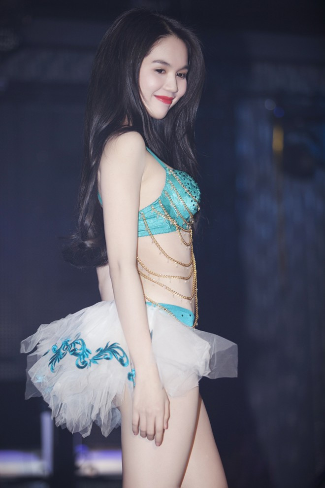 Ngọc Trinh vẫn xuất hiện với bộ thời trang nội y thường thấy, khoe da trắng sáng rạng ngời.