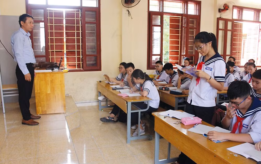 Thầy giáo Bùi Thế Anh luôn tích cực đổi mới phương pháp dạy học. (Ảnh: Lã Tiến) Thầy giáo Bùi Thế Anh luôn tích cực đổi mới phương pháp dạy học. (Ảnh: Lã Tiến)