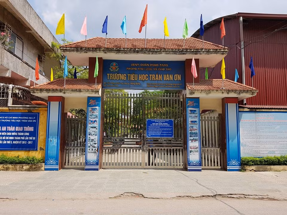 Do không nằm trong định biên của quận Hồng Bàng, cô Hằng bị Trường tiểu học Trần Văn Ơn thanh lý hợp đồng. (Ảnh: Lã Tiến) Do không nằm trong định biên của quận Hồng Bàng, cô Hằng bị Trường tiểu học Trần Văn Ơn thanh lý hợp đồng. (Ảnh: Lã Tiến)
