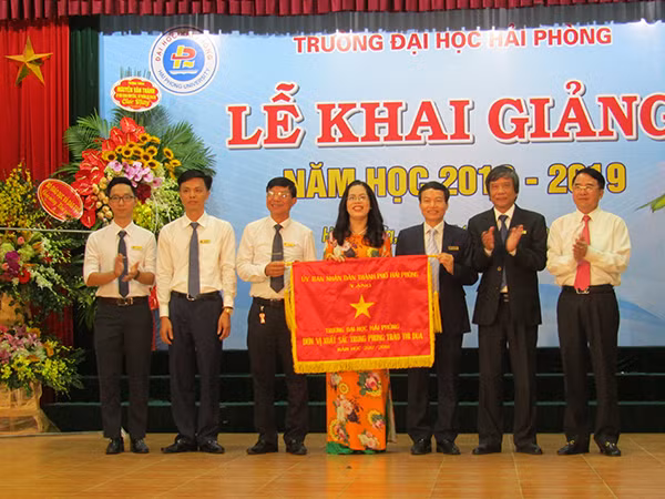 Ông Lê Khắc Nam, Phó Chủ tịch Ủy ban nhân dân thành phố Hải Phòng trao cờ thi đua xuất sắc của thành phố tặng Trường Đại học Hải Phòng. (Ảnh: CTV) Ông Lê Khắc Nam, Phó Chủ tịch Ủy ban nhân dân thành phố Hải Phòng trao cờ thi đua xuất sắc của thành phố tặng Trường Đại học Hải Phòng. (Ảnh: CTV)