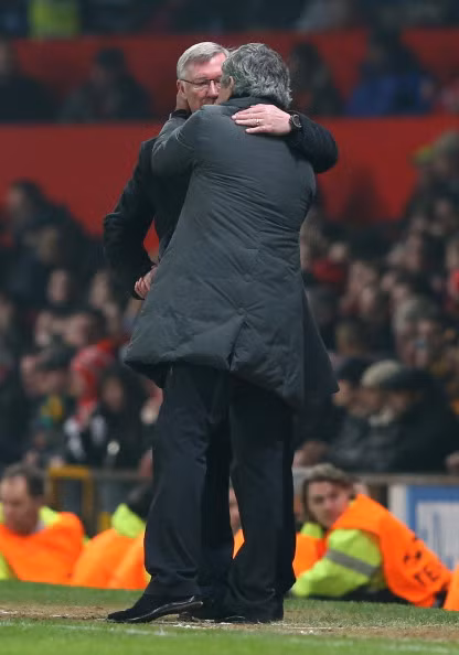 Và thì thầm gì đó với Sir Alex... Và thì thầm gì đó với Sir Alex...
