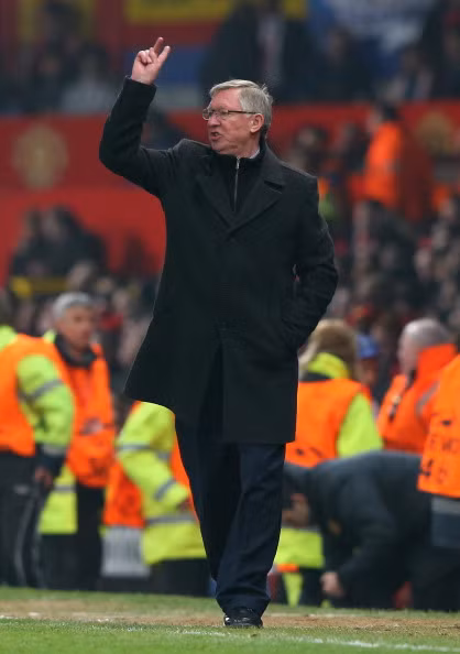 Nói về tình huống Nani phải nhận thẻ đỏ, Mike Phelan cho biết: ‘Từ quan điểm của chúng tôi, bóng đang bay trên không trung, cầu thủ chỉ đang quá ham bóng mà thôi. Quyết định ấy thật không thể tin được, nhưng bóng đá là vậy.’ Nói về tình huống Nani phải nhận thẻ đỏ, Mike Phelan cho biết: ‘Từ quan điểm của chúng tôi, bóng đang bay trên không trung, cầu thủ chỉ đang quá ham bóng mà thôi. Quyết định ấy thật không thể tin được, nhưng bóng đá là vậy.’