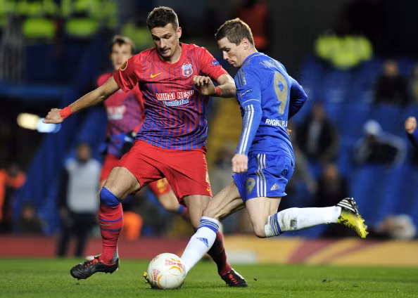 Phút 71 trận đấu lượt về giữa Chelsea và Steaua Bucharest, tỉ số đang là 2-1 nghiêng về đội chủ nhà, nếu bảo toàn được tỉ số này thì CLB đến từ Romania mới là đội giành quyền đi tiếp nhờ luật bàn thắng sân khách. Torres nhận bóng từ người đồng hương Mata, xử lý khéo léo trước khi tung cú dứt điểm bằng chân trái hiểm hóc nâng tỉ số lên 3-1 cho Chelsea. Phút 71 trận đấu lượt về giữa Chelsea và Steaua Bucharest, tỉ số đang là 2-1 nghiêng về đội chủ nhà, nếu bảo toàn được tỉ số này thì CLB đến từ Romania mới là đội giành quyền đi tiếp nhờ luật bàn thắng sân khách. Torres nhận bóng từ người đồng hương Mata, xử lý khéo léo trước khi tung cú dứt điểm bằng chân trái hiểm hóc nâng tỉ số lên 3-1 cho Chelsea.