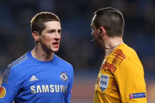 Torres tỏ ra rất bực tức với trọng tài người Pháp Stephane Lannoy khi không cho chủ nhà hưởng phạt đền... Torres tỏ ra rất bực tức với trọng tài người Pháp Stephane Lannoy khi không cho chủ nhà hưởng phạt đền...