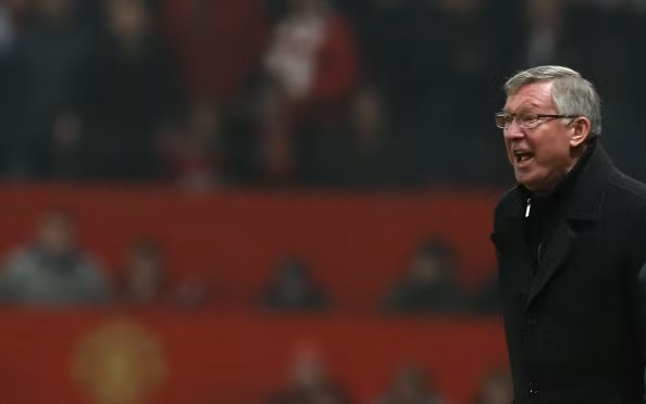 Nani nhận thẻ đỏ oan uổng, Sir Alex chạy xuống sân và la hét trong giận giữ với trọng tài Cuneyt Cakir... Nani nhận thẻ đỏ oan uổng, Sir Alex chạy xuống sân và la hét trong giận giữ với trọng tài Cuneyt Cakir...